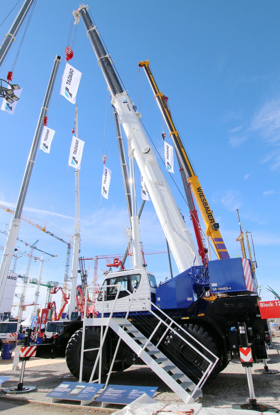 Bauma 2022 - Tadano GR-1000EX-4 Gesamtansicht Fahrerseite - Copyright: www.olli80.de