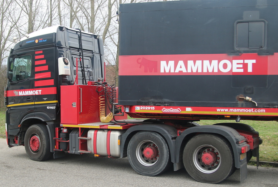 Mammoet MB Arocs 3358 mit Nooteboom Semiauflieger - Copyright: www.olli80.de