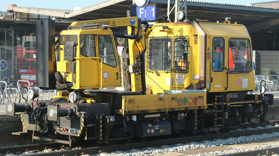 Schweres Nebenfahrzeug 741 323 - Copyright: www.olli80.de