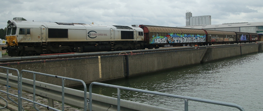 077 033-4 mit gedeckten Güterwaggons - Copyright: www.olli80.de