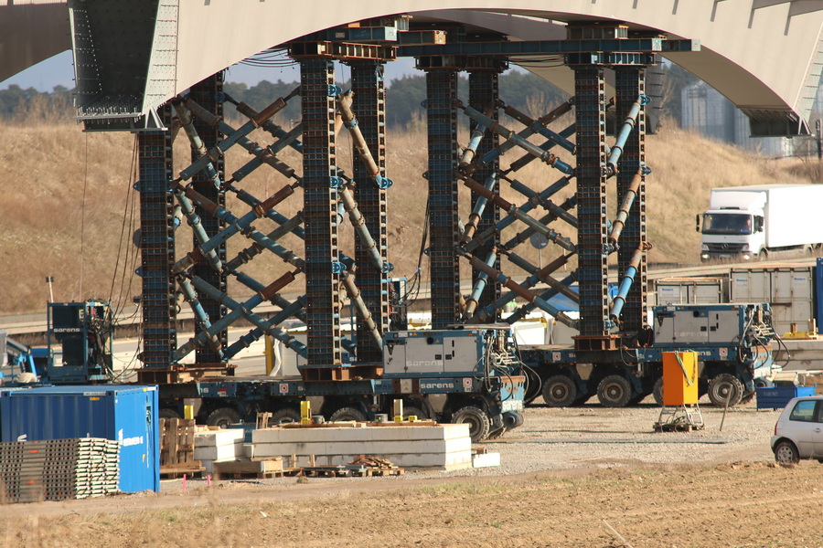 Sarens spmt mit Autobahnbr¨cke - Copyright: www.olli80.de