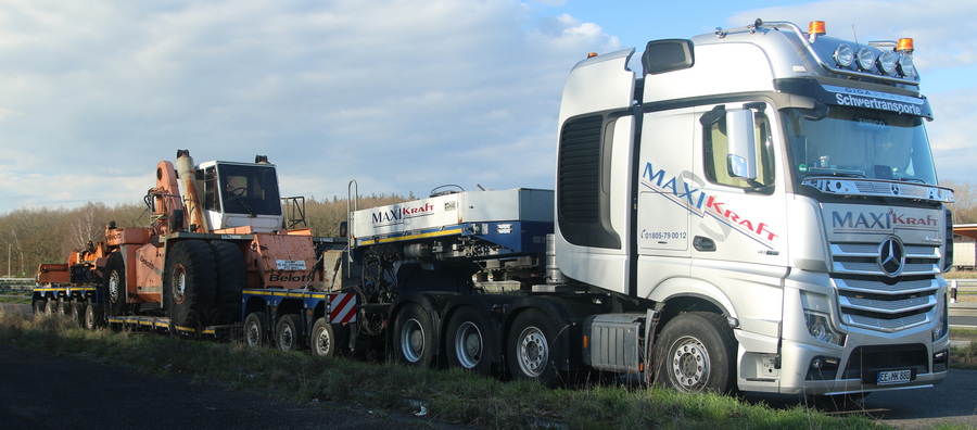 Maxikraft MB Actros 4163 mit Goldhofer THP XLE 8 - Copyright: www.olli80.de