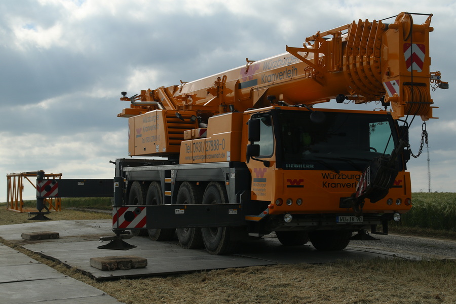 Würzburger Kranverleih LTM 1090-4.1 - Copyright: www.olli80.de