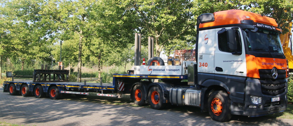 Universal Transport - MB Actros 2658 mit Doll panther - Copyright: www.olli80.de