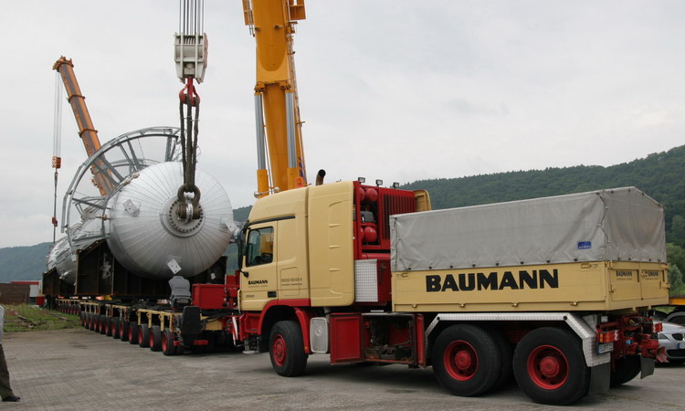 Baumann Actros Titan mit Goldhofer THP-Achslinien und Kolonne - Copyright: www.olli80.de