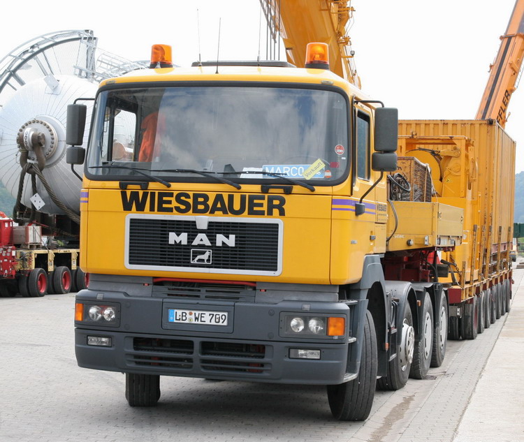 Wiesbauer MAN 27.603 mit Vorlaufachse - Copyright: www.olli80.de