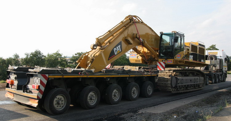 Geser Scheuerle Tiefbettauflieger mit CAT 385