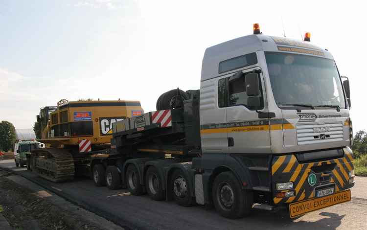 Geser Scheuerle Tiefbettauflieger mit Rädlinger CAT 385