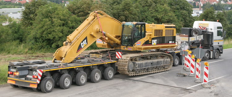 Geser MAN TGA 41.530 mit Scheuerle Tiefbettauflieger mit CAT 385