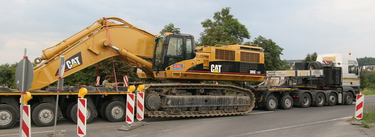 Geser MAN TGA 41.530 mit Scheuerle Tiefbettauflieger mit CAT 385