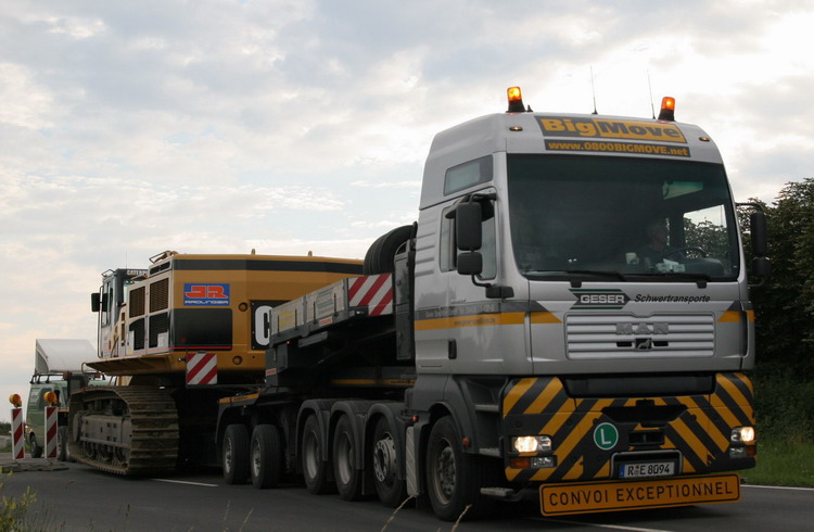 Geser MAN TGA 41.530 mit Scheuerle Tiefbettauflieger mit CAT 385