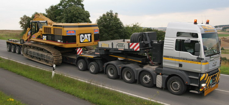 Geser MAN TGA 41.530 mit Scheuerle Tiefbettauflieger mit CAT 385