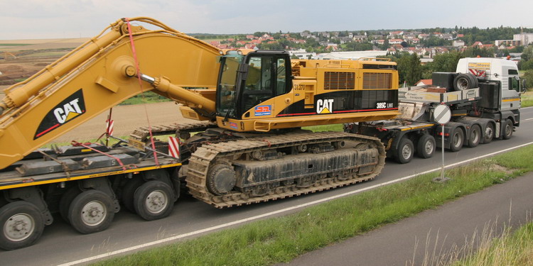 Geser MAN TGA 41.530 mit Scheuerle Tiefbettauflieger mit CAT 385