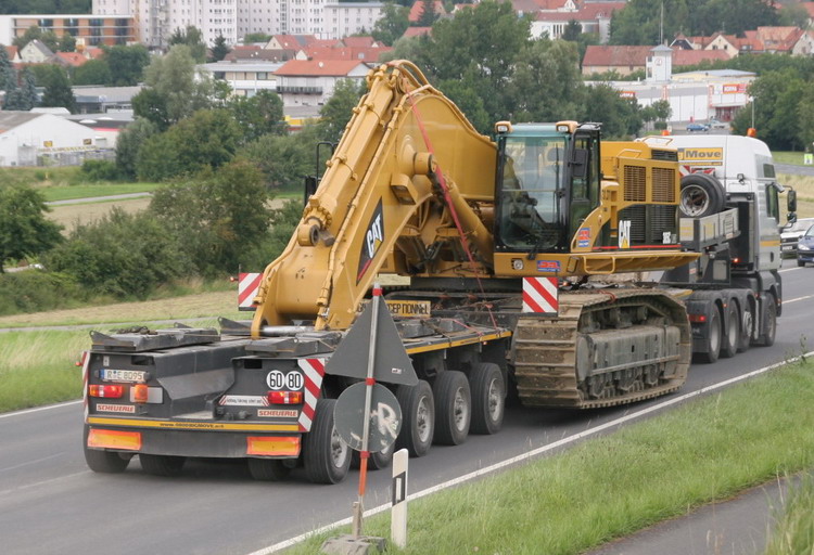 Geser MAN TGA 41.530 mit Scheuerle Tiefbettauflieger mit CAT 385
