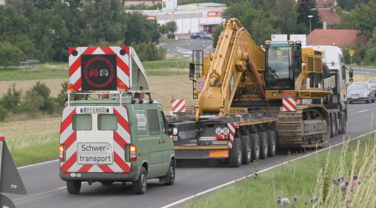 Geser MAN TGA 41.530 mit Scheuerle Tiefbettauflieger mit CAT 385
