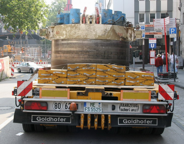 Goldhofer THP-Achslinien mit einem Bauteil einer Tunnelbohrmaschine