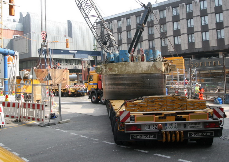 Felbermayr mit Teil einer Tunnelbohrmaschine