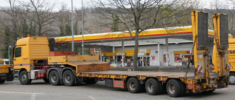 Wiesbauer Actros mit dreiachsigem Goldhoferauflieger