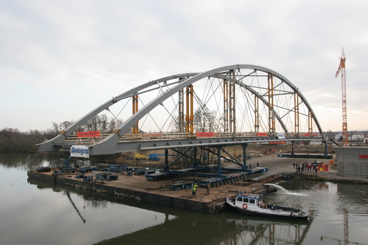 Sarens twin barge mit Stabbogenbrücke