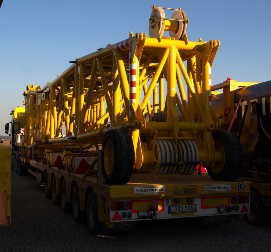 Steil MAN TGX 41.680 mit Nooteboom Semiauflieger - Copyright: www.olli80.de