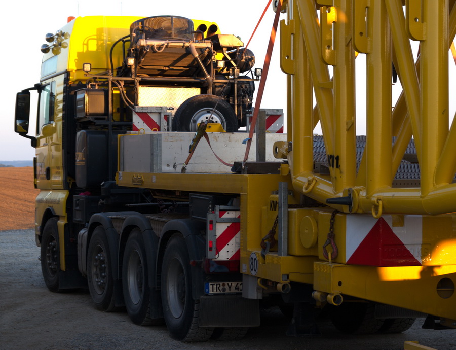 Steil MAN TGX 41.680 mit Nooteboom Semiauflieger - Copyright: www.olli80.de