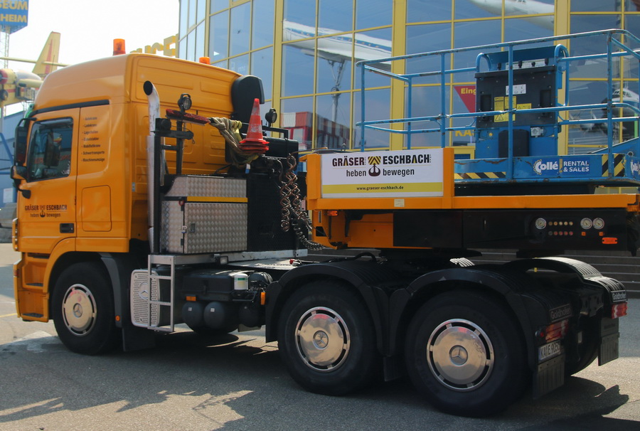 Eschbach Actros mit Nooteboom Tiefbettauflieger - Copyright: www.olli80.de