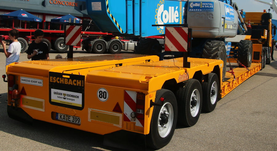 Eschbach Actros mit Nooteboom Tiefbettauflieger  - Copyright: www.olli80.de