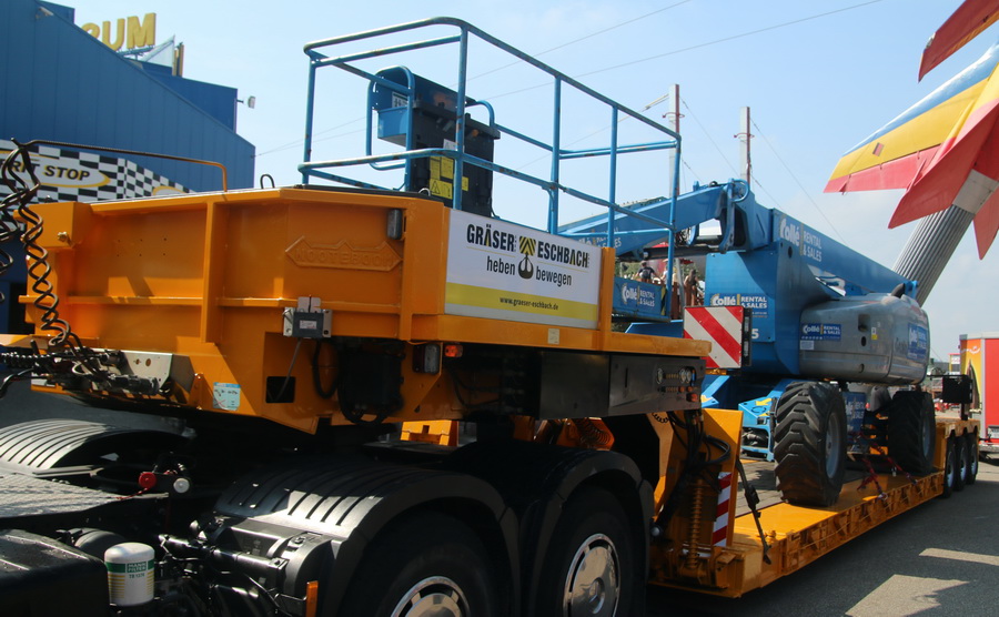 Eschbach Actros mit Nooteboom Tiefbettauflieger - Copyright: www.olli80.de