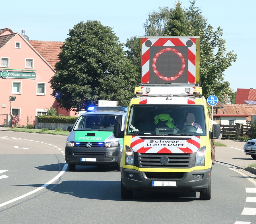 Absicherung eines Schwertransportes - Copyright: www.olli80.de