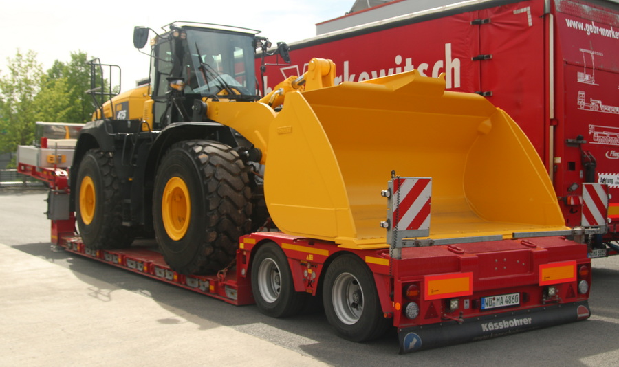 Gebr. Markewitsch Kässbohrer Auflieger mit Komatsu WA 475 - Copyright: www.olli80.de