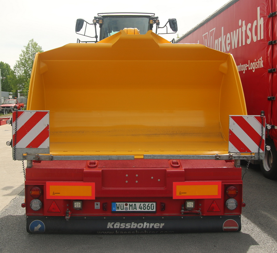 Gebr. Markewitsch Kässbohrer Auflieger mit Komatsu WA 475 - Copyright: www.olli80.de