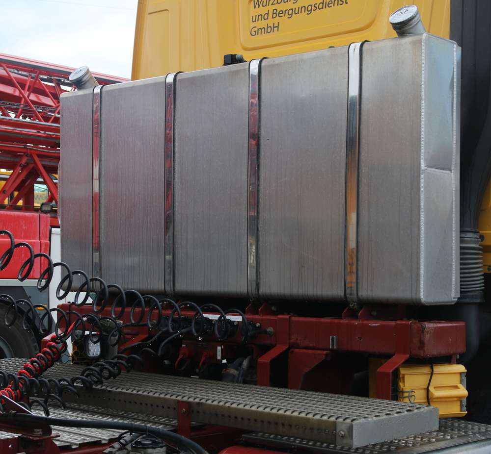 W&uuml;rzburger Kranverleih MB Arocs 3363 - Copyright: www.olli80.de