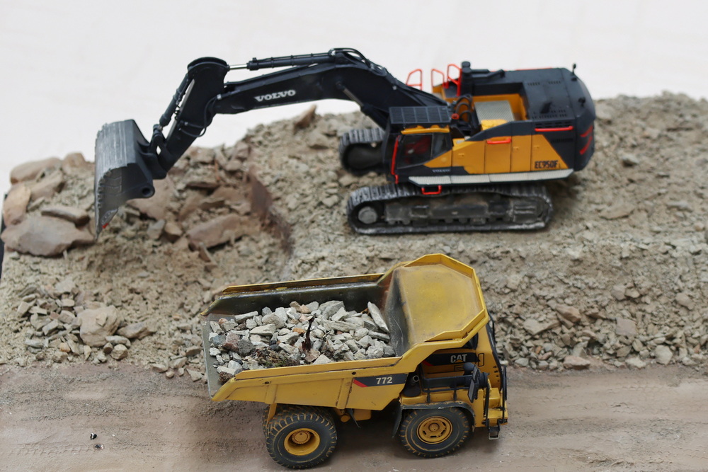 Bernd Forchert - Volvo Raupenbagger mit CAT 772 Muldenkipper - Copyright: www.olli80.de