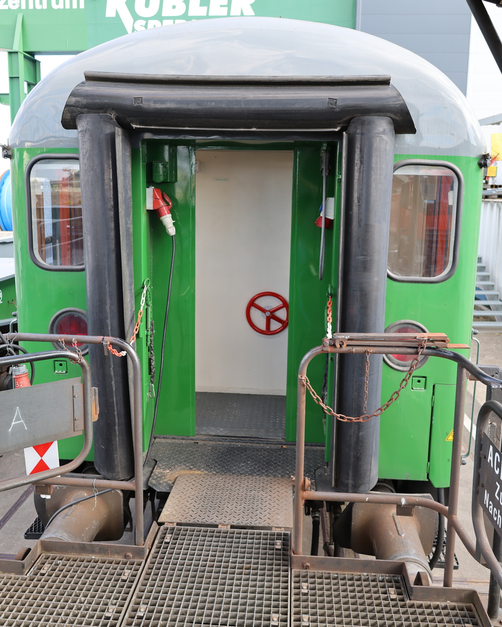 Kübler-Heavy-Rail 55 80 99-43 015-6 Dienst ümh <sup>472</sup> - Copyright: www.olli80.de